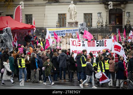 Berlino, Germania. 20 novembre 2023. I partecipanti si trovano di fronte all'Humboldt-Universität zu Berlin durante uno sciopero di avvertimento alle università di Berlino. Nella disputa salariale del settore pubblico, i sindacati Verdi e l'Unione dell'istruzione e della scienza hanno chiesto un giorno di sciopero universitario. Credito: Sebastian Christoph Gollnow/dpa/Alamy Live News Foto Stock