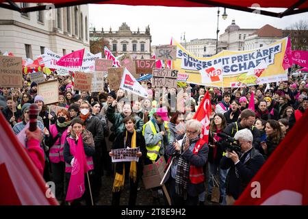 Berlino, Germania. 20 novembre 2023. I partecipanti si trovano di fronte all'Humboldt-Universität zu Berlin durante uno sciopero di avvertimento alle università di Berlino. Nella disputa salariale del settore pubblico, i sindacati Verdi e l'Unione dell'istruzione e della scienza hanno chiesto un giorno di sciopero universitario. Credito: Sebastian Christoph Gollnow/dpa/Alamy Live News Foto Stock