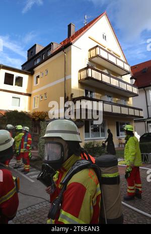 20 novembre 2023, Baviera, Bad Wörishofen: I vigili del fuoco si trovano di fronte a un hotel nel centro città. L'hotel è stato evacuato a seguito di un incendio all'interno dell'edificio. Foto: Karl-Josef Hildenbrand/dpa Foto Stock