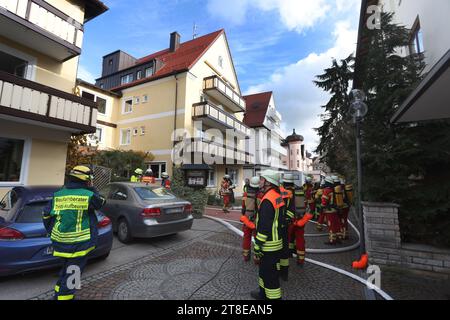 20 novembre 2023, Baviera, Bad Wörishofen: I vigili del fuoco si trovano di fronte a un hotel nel centro città. L'hotel è stato evacuato a seguito di un incendio all'interno dell'edificio. Foto: Karl-Josef Hildenbrand/dpa Foto Stock