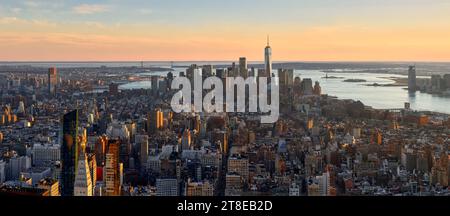 Paesaggio urbano aereo di New York City. Vista panoramica dei grattacieli di Lower Manhattan e del fiume Hudson al tramonto Foto Stock