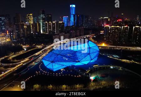 Pechino, Cina. 20 novembre 2023. Questa foto aerea scattata il 20 novembre 2023 mostra il Gran Teatro di Shengjing illuminato per celebrare la giornata mondiale dei bambini a Shenyang, nella provincia di Liaoning della Cina nord-orientale. Crediti: Chen Wei/Xinhua/Alamy Live News Credit: Xinhua/Alamy Live News Foto Stock