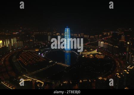 Pechino, Cina. 20 novembre 2023. Questa foto aerea scattata il 20 novembre 2023 mostra un edificio illuminato per celebrare la giornata mondiale dei bambini in Piazza Qianxi a Zhengzhou, capitale della provincia centrale di Henan della Cina. Crediti: Li Jianan/Xinhua/Alamy Live News Credit: Xinhua/Alamy Live News Foto Stock