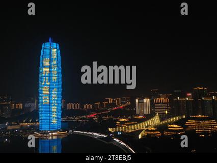 Pechino, Cina. 20 novembre 2023. Questa foto aerea scattata il 20 novembre 2023 mostra un edificio illuminato per celebrare la giornata mondiale dei bambini in Piazza Qianxi a Zhengzhou, capitale della provincia centrale di Henan della Cina. Crediti: Li Jianan/Xinhua/Alamy Live News Credit: Xinhua/Alamy Live News Foto Stock