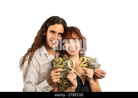 Foto orizzontale medio ravvicinato coppia caucasica media adulto, abbraccianti ed eleganti abiti. Festeggiamo il nuovo anno 2024. Sfondo bianco. Spazio copia bianco Foto Stock