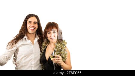 Foto orizzontale medio ravvicinato coppia caucasica media adulto, abiti eleganti. Festeggiamo il nuovo anno, brindisi con champagne sfondo bianco Copyspace Foto Stock