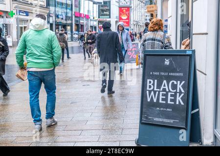 Rabattschlacht, Black Friday - wird in den Vereinigten Staaten der Freitag nach Thanksgiving genannt. Da Thanksgiving immer auf den vierten Donnerstag im November fällt, Gilt der darauffolgende Freitag als inizia in ein traditionelles Familienwochenende und als Beginn der Weihnachtseinkaufsaison. Je nach dem Kalender kann Thanksgiving auf einen Termin zwischen dem 22. e dem 28. Novembre einschließlich caduto, der Black Friday entsprechend auf den 23. bis 29. Novembre. Da der in christlich geprägten Gesellschaften außerhalb der USA weitaus bekanntere erste Advent nach dem Weihnachtstermin bere Foto Stock