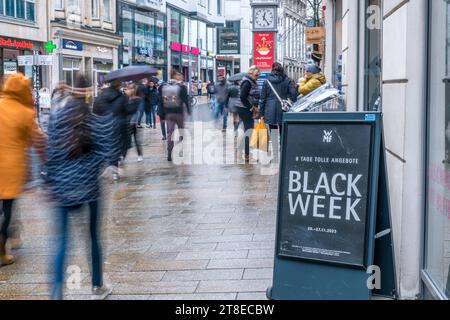 Rabattschlacht, Black Friday - wird in den Vereinigten Staaten der Freitag nach Thanksgiving genannt. Da Thanksgiving immer auf den vierten Donnerstag im November fällt, Gilt der darauffolgende Freitag als inizia in ein traditionelles Familienwochenende und als Beginn der Weihnachtseinkaufsaison. Je nach dem Kalender kann Thanksgiving auf einen Termin zwischen dem 22. e dem 28. Novembre einschließlich caduto, der Black Friday entsprechend auf den 23. bis 29. Novembre. Da der in christlich geprägten Gesellschaften außerhalb der USA weitaus bekanntere erste Advent nach dem Weihnachtstermin bere Foto Stock