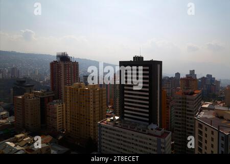 La Paz, BOLIVIA; 20 novembre 2023: Il fumo causato dagli incendi boschivi nelle regioni di pianura della Bolivia, Amazzonia e Yungas, copre la città in una foschia, oscurando le colline e le montagne vicine. Diverse centinaia di incendi boschivi stanno attualmente bruciando nelle pianure; la regione intorno a Rurrenabaque e San Buenaventura (compreso il Parco Nazionale Madidi) è particolarmente colpita. Normalmente in una giornata limpida il monte Illimani, la seconda vetta più alta della Bolivia, sarebbe chiaramente visibile in questa vista. Crediti: James Brunker / Alamy Live News Foto Stock