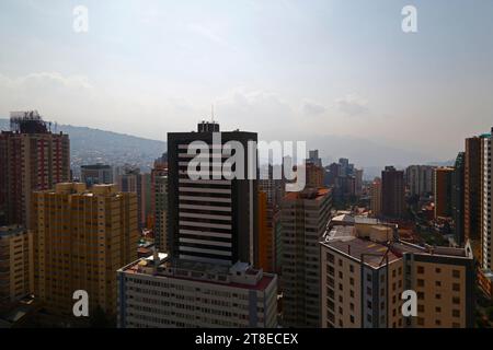 La Paz, BOLIVIA; 20 novembre 2023: Il fumo causato dagli incendi boschivi nelle regioni di pianura della Bolivia, Amazzonia e Yungas, copre la città in una foschia, oscurando le colline e le montagne vicine. Diverse centinaia di incendi boschivi stanno attualmente bruciando nelle pianure; la regione intorno a Rurrenabaque e San Buenaventura (compreso il Parco Nazionale Madidi) è particolarmente colpita. Normalmente in una giornata limpida il monte Illimani, la seconda vetta più alta della Bolivia, sarebbe chiaramente visibile in questa vista. Crediti: James Brunker / Alamy Live News Foto Stock