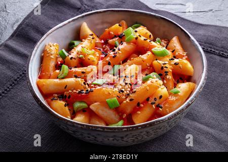 Tteokbokki o topokki, Street food coreano, torte di riso piccanti in salsa gochujang al peperoncino rosso, un piatto popolare Foto Stock