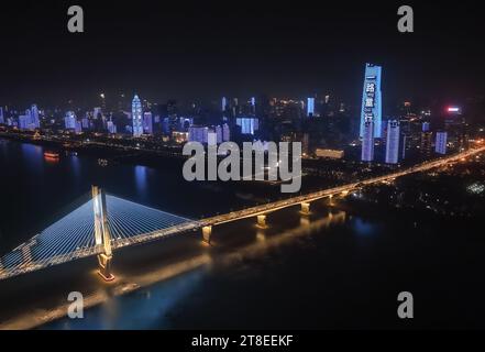 Pechino, Cina. 20 novembre 2023. Questa foto aerea scattata il 20 novembre 2023 mostra il secondo ponte sul fiume Yangtze e i dintorni illuminati per celebrare la giornata mondiale dei bambini a Wuhan, capitale della provincia centrale della Cina di Hubei. Crediti: Zhao Jun/Xinhua/Alamy Live News Credit: Xinhua/Alamy Live News Foto Stock