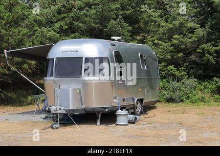 Una roulotte Airstream in un campeggio a Vejers Strand Camping in Danimarca il 27 luglio 2021 Foto Stock