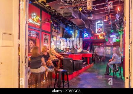 New Orleans, USA - 24 ottobre 2023: Pub e bar con luci al neon nel quartiere francese, nel centro di New Orleans. Foto Stock