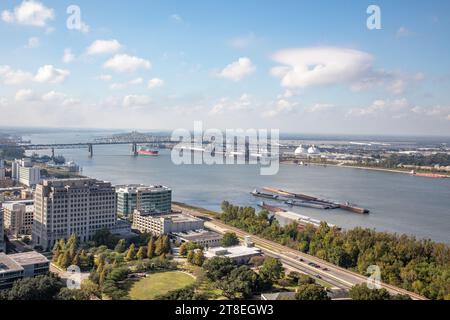 Baton Rouge, USA - 23 ottobre 2023: Vista dalla torre del campidoglio di Baton Rouge al fiume Mississippi e alla città, Louisiana Foto Stock