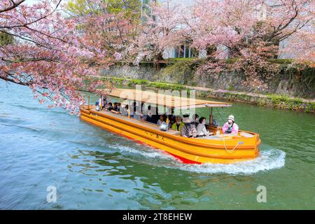 Kyoto, Giappone - 2 aprile 2023: Il giro in barca Okazaki Jikkokubune effettua una crociera di tre chilometri dal molo delle barche di Nanzenji alla diga di Ebisu e ritorno Foto Stock