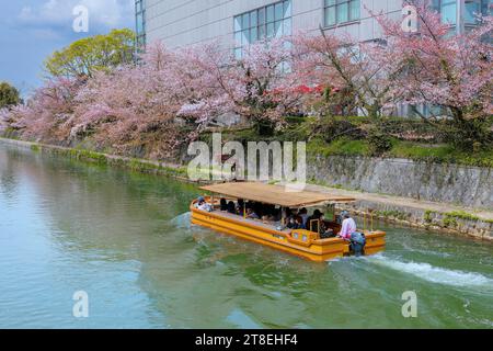 Kyoto, Giappone - 2 aprile 2023: Il giro in barca Okazaki Jikkokubune effettua una crociera di tre chilometri dal molo delle barche di Nanzenji alla diga di Ebisu e ritorno Foto Stock