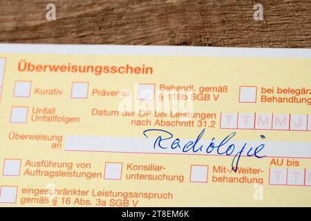 Augusta, Baviera, Germania - 20 novembre 2023: Referenza medica al reparto di radiologia. Lettera di rinvio da un medico a uno specialista *** Ärztliche Überweisung in Die Radiologie. Überweisungsschein von einem Arzt an einen Facharzt Credit: Imago/Alamy Live News Foto Stock
