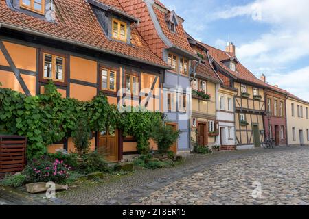 Strada con storiche case in legno nella storica città vecchia di Quedlinburg Foto Stock