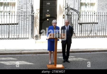 Londra, Regno Unito. 24 luglio 2019. Theresa May (L), accompagnata dal marito Philip May, fa un ultimo discorso fuori 10 Downing Street prima di visitare la regina Elisabetta II per dare ufficialmente le dimissioni da primo ministro del Regno Unito a Londra. (Immagine di credito: © Fred Duval/SOPA Images via ZUMA Press Wire) SOLO PER USO EDITORIALE! Non per USO commerciale! Foto Stock