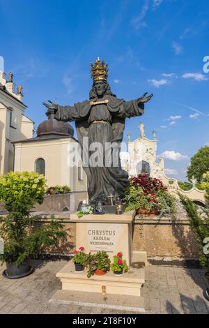 Polonia, Czestochowa - 19 luglio 2023: Statua del Cristo nero con una corona dorata nel monastero fortificato e nella chiesa di Jasna Gora. Sito di pellegrinaggio cattolico polacco con Madonna Nera. Foto Stock