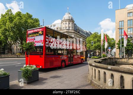 Dusseldorf, Germania - 2 giugno 2022: Autobus turistico Hop-On Hop-Off nella strada della città che aspetta i turisti in una fermata nel centro di Dusseldorf, Nort Foto Stock