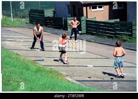 Le famiglie giocano a baseball nella Penrhys Estate su una collina che si affaccia sulla Rhondda Valley nel Galles del Sud, maggio 1997. Foto: ROB WATKINS Foto Stock