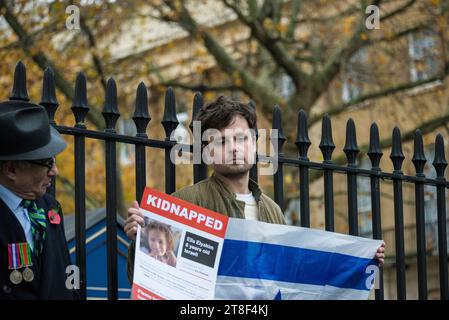 Uomo in possesso di una foto di un ostaggio rapito da Hamas, "Never Again" è un evento di preghiera e protesta tenutosi a Whitehall per esprimere solidarietà con la Foto Stock