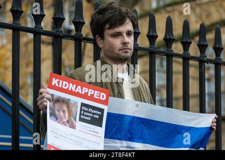 Uomo in possesso di una foto di un ostaggio rapito da Hamas, "Never Again" è un evento di preghiera e protesta tenutosi a Whitehall per esprimere solidarietà con la Foto Stock