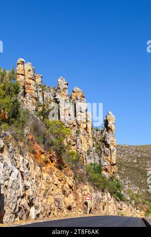 Impressionante formazione rocciosa sul passo Tradouw tra Barrydale e Heidelberg, Capo Occidentale, Sudafrica Foto Stock