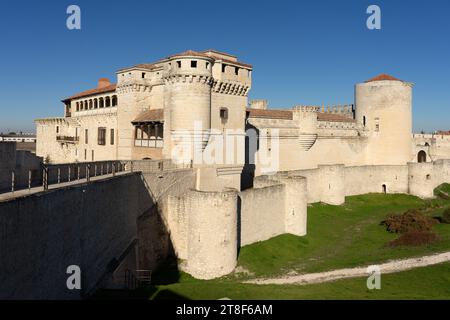 Castello di Cuellar in una giornata di sole. Segovia, Castilla y León, Spagna Foto Stock