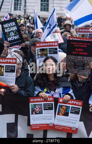 I manifestanti che ritraggono le persone rapite da Hamas, "mai più è ora” un evento di preghiera e protesta tenuto a Whitehall per esprimere solidarietà Foto Stock