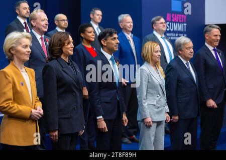 BLETCHLEY PARK, BUCKINGHAMSHIRE, INGHILTERRA, Regno Unito - 02 novembre 2023 - il primo ministro del Regno Unito Rishi Sunak con Kamala Harris, Ursula Von Der Leye Foto Stock