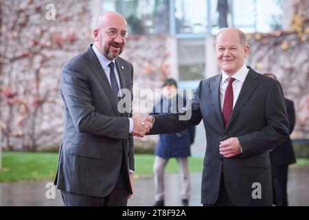 Berlino, Vorfahrt der Teilnehmer zum Compact with Africa im Bundeskanzleramt Bundeskanzler Olaf Scholz SPD begrüßt Charles Michel Präsident des Europäischen Rates im Rahmen des Compact with Africa AM 20.11.2023 im Bundeskanzleramt a Berlino. Berlin Bundeskanzleramt Berlin Deutschland *** Berlin, avanzamento dei partecipanti al patto con l'Africa presso la Cancelleria federale il Cancelliere federale Olaf Scholz SPD dà il benvenuto a Charles Michel Presidente del Consiglio europeo al patto con l'Africa il 20 11 2023 presso la Cancelleria federale di Berlino Cancelleria federale di Berlino Germania Foto Stock