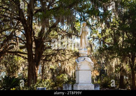 Statua tributo a George Dieter circondata da querce vive drappeggiate con muschio spagnolo al cimitero Bonaventure di Savannah, Georgia. Foto Stock