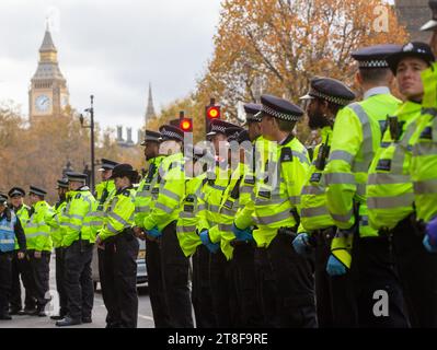 Londra, Inghilterra, Regno Unito. 20 novembre 2023. Gli agenti della polizia metropolitana hanno fermato e arrestato attivisti della Just Stop Oil che tentavano di marciare sulla strada a Whitehall. (Immagine di credito: © Tayfun salci/ZUMA Press Wire) SOLO USO EDITORIALE! Non per USO commerciale! Crediti: ZUMA Press, Inc./Alamy Live News Foto Stock