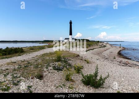 Splendido faro di Sorve su una piscina di Sõrve, una penisola che forma la sezione più meridionale dell'isola estone di Saaremaa, Estonia Foto Stock