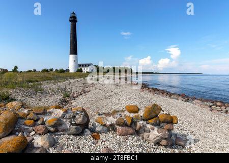 Splendido faro di Sorve su una piscina di Sõrve, una penisola che forma la sezione più meridionale dell'isola estone di Saaremaa, Estonia Foto Stock