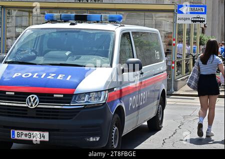 Veicolo della polizia in una grande dimostrazione (parata arcobaleno) a Vienna, 17 giugno 2023 Foto Stock