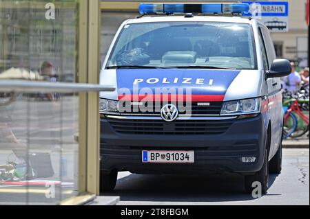 Veicolo della polizia in una grande dimostrazione (parata arcobaleno) a Vienna, 17 giugno 2023 Foto Stock