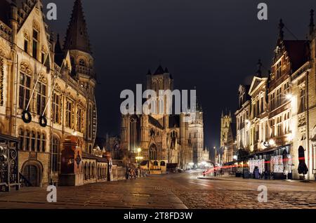 Gent, Belgio. Il centro storico di Gand, embankment Graslei di notte. Ex centro del porto medievale. Le Fiandre. Foto Stock