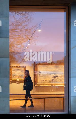 Ammira la nuova ala delle National Galleries of Scotland al tramonto a Edimburgo, Scozia, Regno Unito Foto Stock