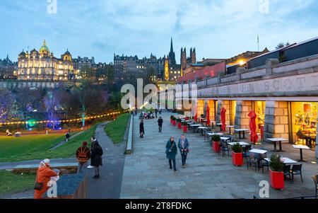 Vista al tramonto della città vecchia di Edimburgo e delle National Galleries of Scotland, Edimburgo, Scozia, Regno Unito Foto Stock