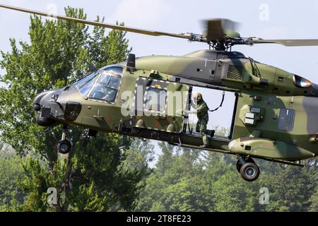 Elicottero NH90 dell'esercito tedesco dall'International Helicopter Training Centre di Buckeburg in procinto di atterrare. Buckeburg, Germania - 17 giugno 2023 Foto Stock