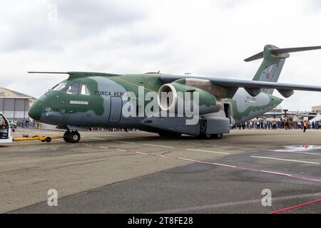 Aereo da trasporto militare Embraer KC-390 Millennium dell'Aeronautica militare brasiliana all'aeroporto di le Bourget. Le Bourget, Francia - 22 giugno 2023 Foto Stock