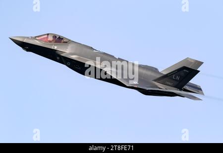 US Air Force 495th Fighter Squadron Lockheed Martin F-35 Lightning II aerei da combattimento dalla base aerea di Lakenheath decollando. Leeuwarden, Paesi Bassi Foto Stock