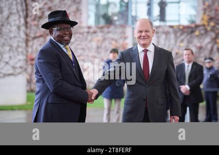 Berlino, Vorfahrt der Teilnehmer zum Compact with Africa im Bundeskanzleramt Bundeskanzler Olaf Scholz SPD begrüßt Enoch Godongwana Finanzminister Südafrika im Rahmen des Compact with Africa AM 20.11.2023 im Bundeskanzleramt a Berlino. Berlino Bundeskanzleramt Berlin Deutschland *** Berlino, i partecipanti si avvicinano al patto con l'Africa presso la Cancelleria federale il Cancelliere federale Olaf Scholz SPD dà il benvenuto a Enoch Godongwana Ministro delle Finanze Sudafrica al patto con l'Africa il 20 11 2023 presso la Cancelleria federale di Berlino Cancelleria federale di Berlino Germania Foto Stock