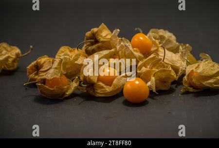 Un primo piano di frutta fresca su una superficie scura della tavola Foto Stock