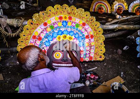 Tehatta, India. 20 novembre 2023. Un artista a Tehatta, Bengala Occidentale, India, sta attualmente creando grandi maschere colorate modellate sulle maschere di danza Purulia Chhau, ispirate da dee, animali e rakshasa della mitologia indù. Dopo aver scolpito le maschere in argilla, l'artista le dipinge e le adorna con ornamenti. Queste maschere sono destinate all'installazione in un pandalo Jagaddhatri Puja. I lavoratori stanno caricando le maschere finite in un'auto il 20 novembre 2023. (Foto di Soumyabrata Roy/NurPhoto)0 crediti: NurPhoto SRL/Alamy Live News Foto Stock