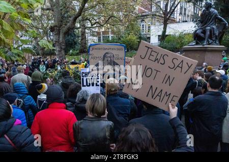 Londra, Regno Unito. 19 novembre 2023. Centinaia di membri della comunità ebraica partecipano a una manifestazione a Victoria Embankment Gardens organizzata da Na'amod UK per chiedere un cessate il fuoco a Gaza, lo scambio di "ostaggi" israeliani e palestinesi e la fine dell'assedio di Gaza. Si ritiene che l'evento sia stato il più grande raduno mai condotto dagli ebrei tenutosi nel Regno Unito in solidarietà con i palestinesi. Crediti: Mark Kerrison/Alamy Live News Foto Stock